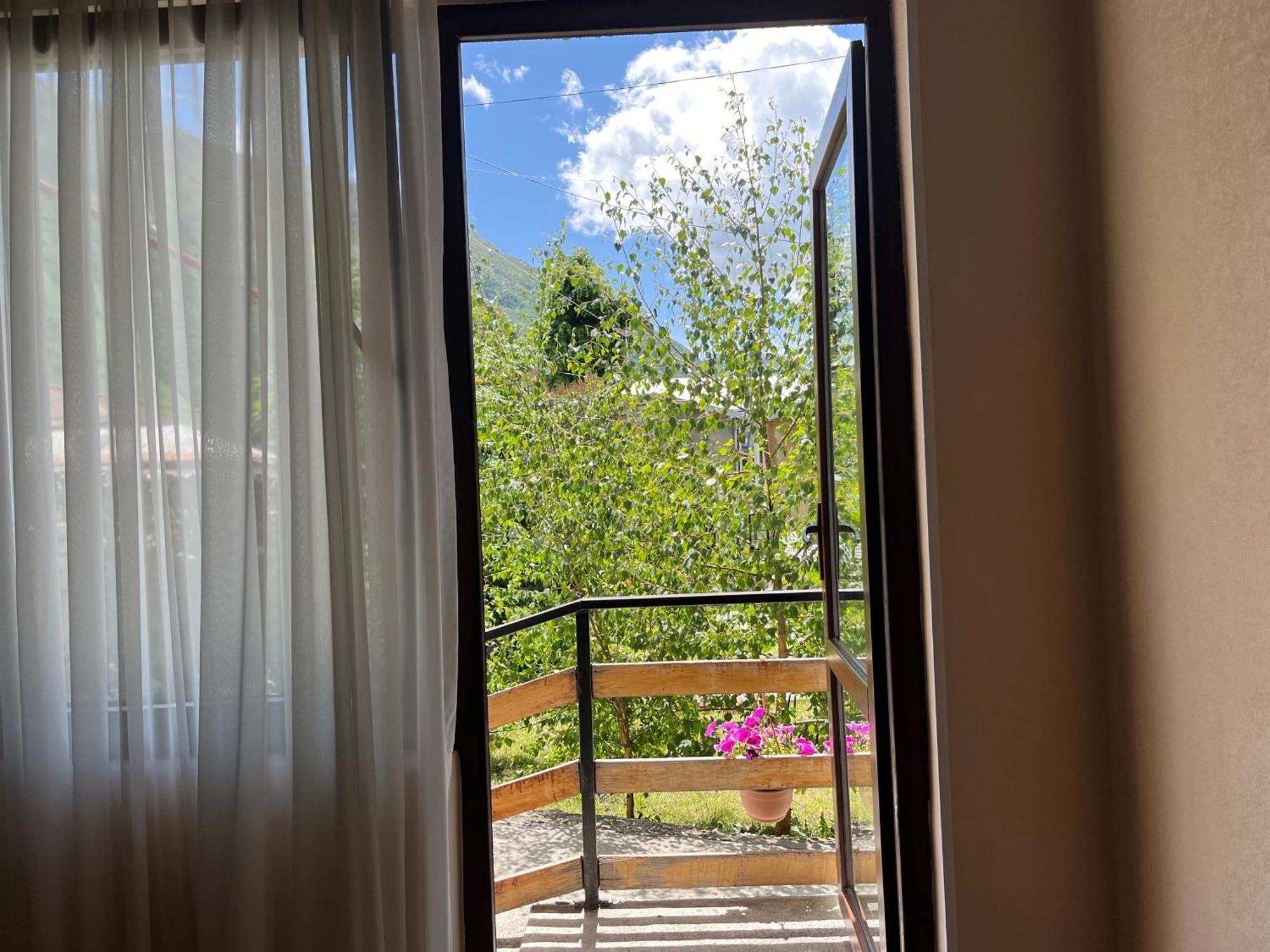 Soso Burduli'S Guesthouse Kazbegi Exterior foto