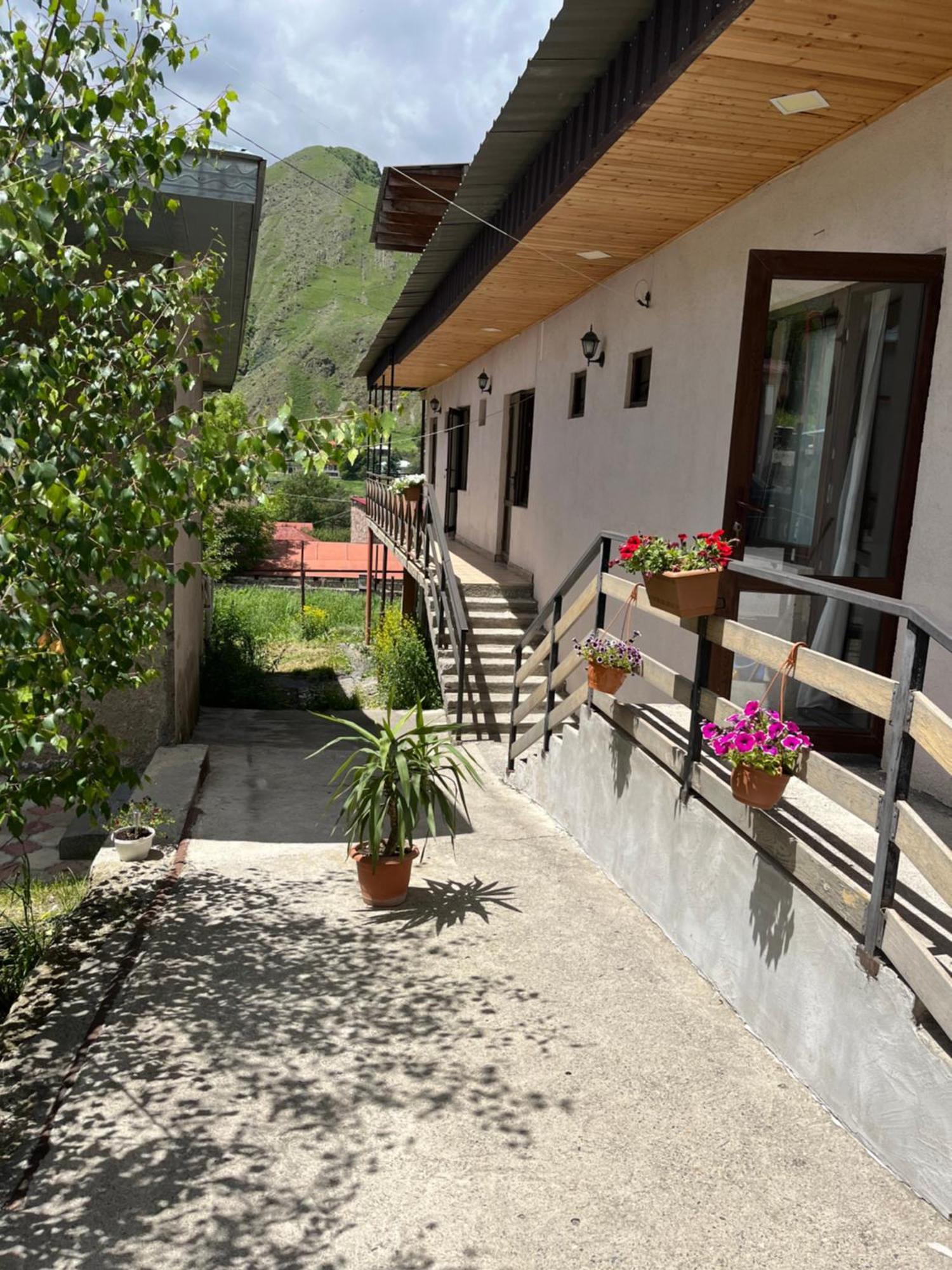 Soso Burduli'S Guesthouse Kazbegi Exterior foto