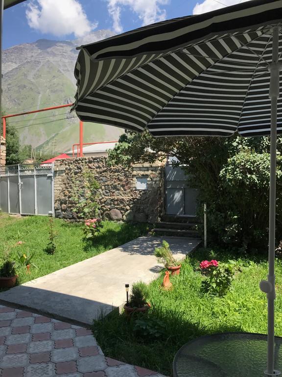Soso Burduli'S Guesthouse Kazbegi Exterior foto